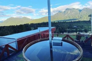 Cabañas y tinajas vista al rio Hornopirén